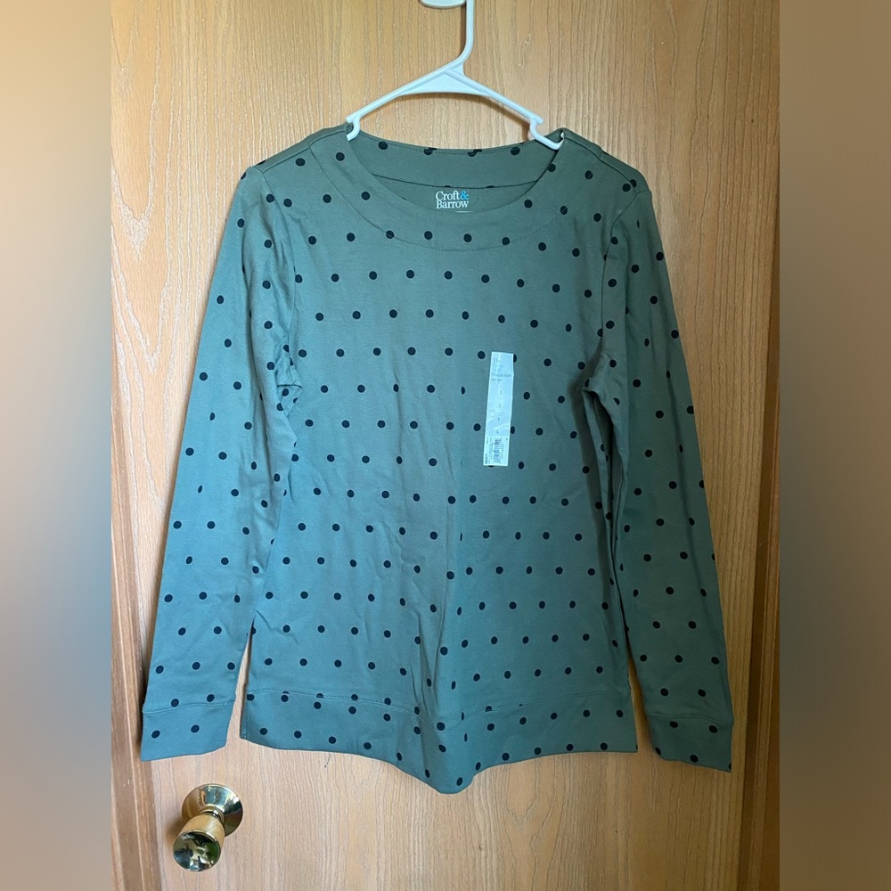 Small Hunter green sweatshirt. Never worn.